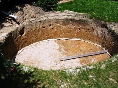 Der Rahmen zum Abziehen der Betonplatte